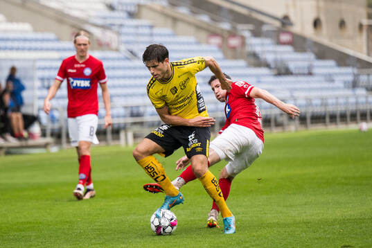 Besfort Zeneli of Elfsborg and Mark Brink of Silkeborg