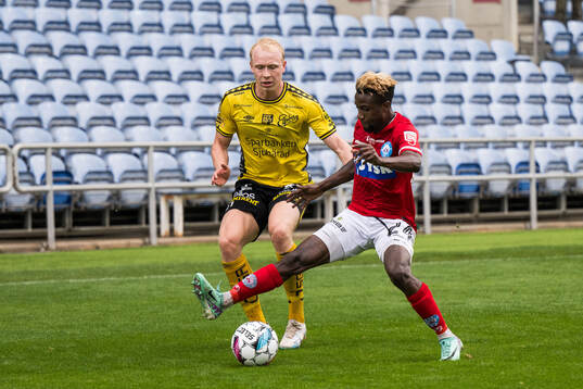 André Boman of Elfsborg and Lubambo Musonda of Silkeborg