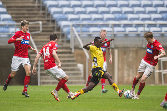 Timothy Ouma of Elfsborg and Pelle Mattsson of Silkeborg