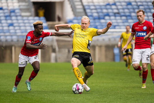 Lubambo Musonda of Silkeborg and André Boman of Elfsborg