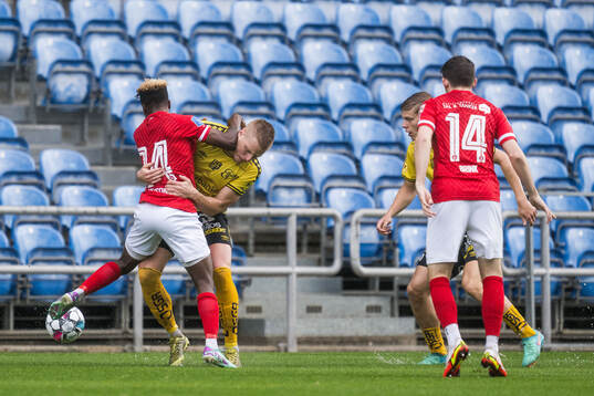 Lubambo Musonda of Silkeborg and Per Frick of Elfsborg