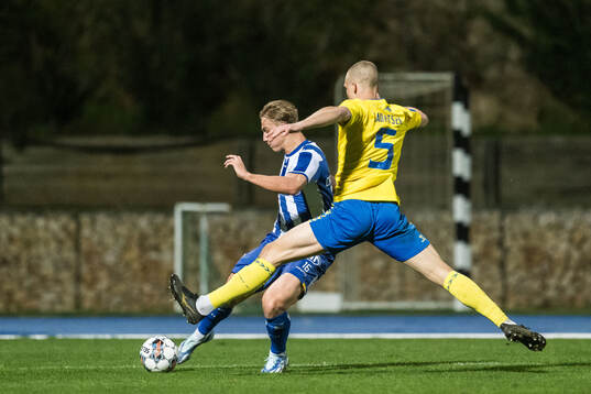 Linus Carlstrand of IFK Göteborg and Rasmus Lauritsen of