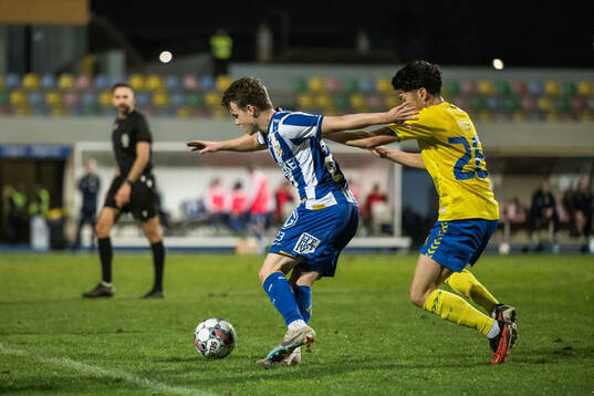Kolbeinn Thordarson of IFK Göteborg and Yuito Suzuki of