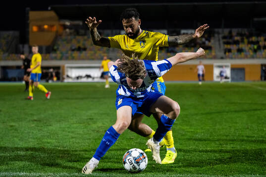 Oscar Pettersson of IFK Göteborg and Sean Klaiber of