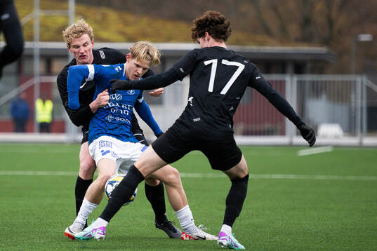 Landskronas Gustaf Westström håller fast Trelleborgs Loke