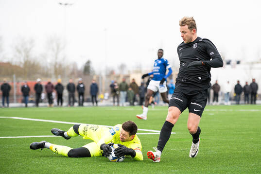 Landskronas Frederik Ihler och Trelleborgs målvakt Andreas