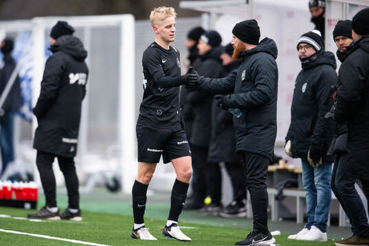 Landskronas Emil Lindman grattas av tränaren Max Mölder