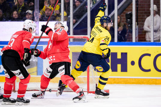 Oscar Lindberg of Sweden celebrates