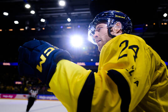 Oscar Lindberg of Sweden celebrates