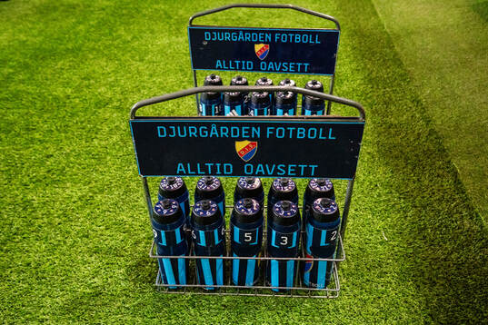 Vattenflaskor i Djurgårdens färger