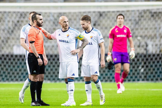 Domare Rambod Beigi och Djurgårdens Magnus Eriksson