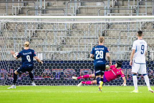 Vikings Lars-Jørgen Salvesen och Djurgårdens målvakt
