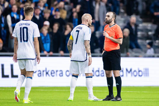 Djurgårdens Magnus Eriksson och domare Rambod Beigi