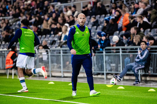Djurgårdens Magnus Eriksson värmer upp