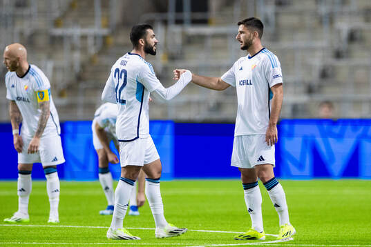 Djurgårdens Besard Sabovic jublar med Musa Gurbanli