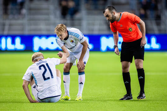 Djurgårdens Lucas Bergvall har ont bredvid Oskar Fallenius