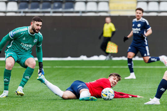 Örgrytes Daniel Paulson och Utsiktens målvakt Elias Hadaya