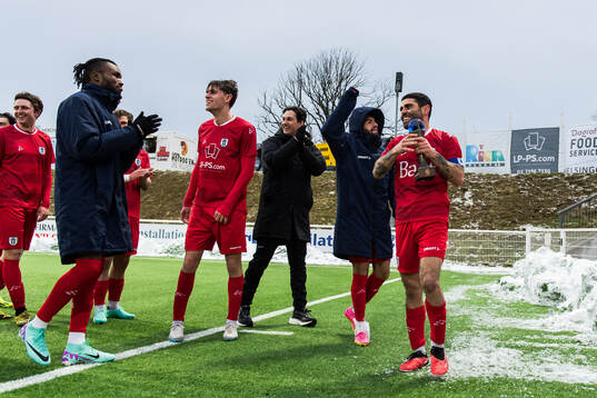 FC Helsingörs Daniel Norouzi jublar med öresundspokalen