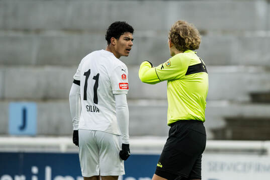 Helsingborgs Milan Silva Rasmussen i diskussion med domaren