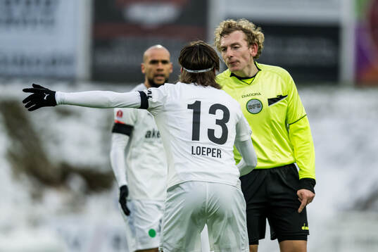 Helsingborgs Wilhelm Loeper reagerar mot domaren