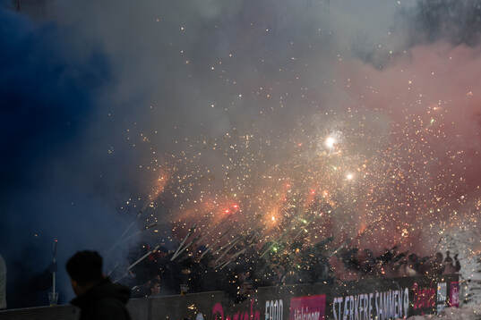 Helsingborgs supportrar med rök och pyroteknik
