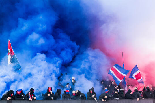 Helsingborgs supportrar med rök och pyroteknik