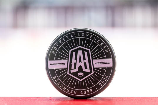En hockeypuck med Hockeyallsvenskans logotyp