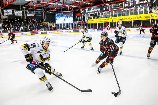 Västerås Kyle Topping och Nybros Aleksi Ainali