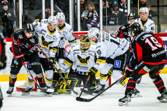 Nybros Juho Liuksiala och Västerås målvakt Ian Blomquist