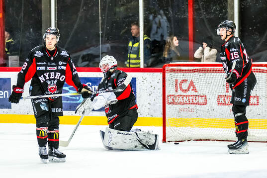 Nybros Theo Nordlund, målvakt Robin Johansson och Adam