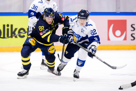 Malte Strömwall of Sweden and Toni Utunen of Finland
