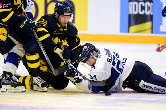 Oscar Lindberg of Sweden and Hannes Björninen of Finland