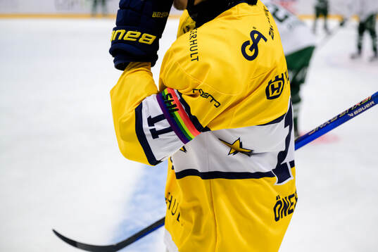 HV71s Simon Önerud med pride band