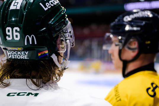 Färjestads David Tomasek med prideflagga på hjälmen