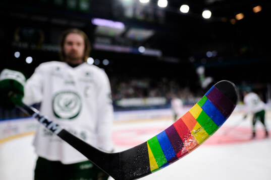Färjestads Linus Johansson med pride tejp på klubban