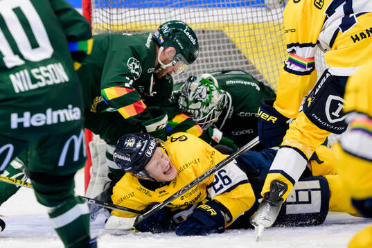 Färjestads Axel Bergkvist och HV71s Tommi Tikka