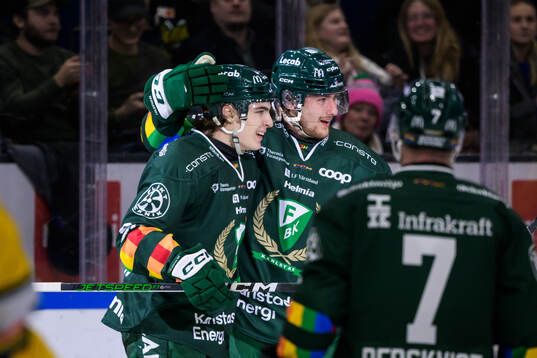 Färjestads Liam Öhgren och Jeremy Salvas Groleau jublar