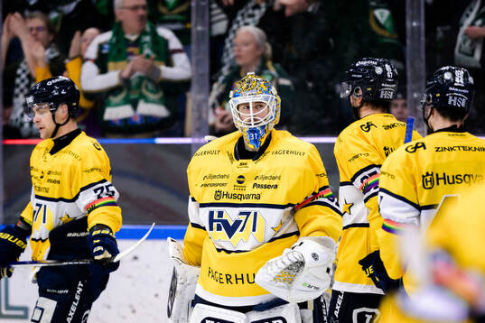 HV71s målvakt Joni Ortio deppar