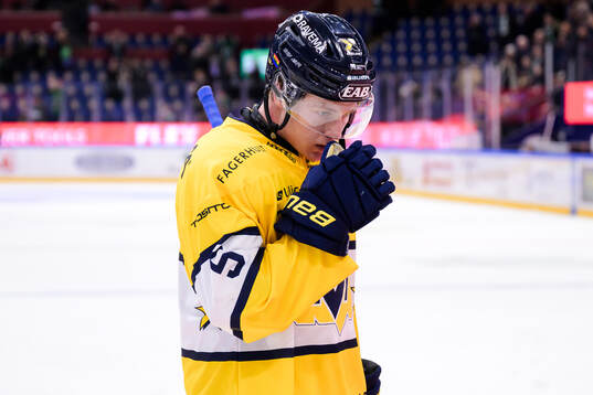 HV71s Victor Sjöholm deppar