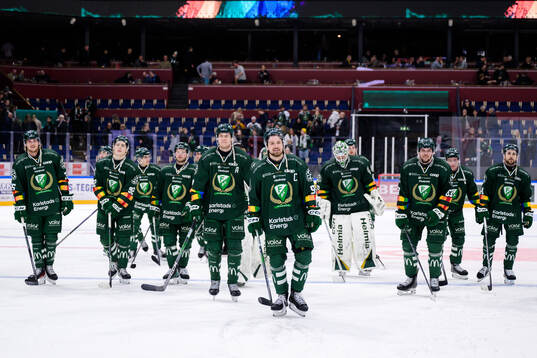 Färjestads Linus Johansson jublar med lagkamrater