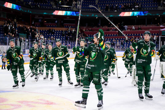 Färjestads Linus Johansson jublar med lagkamrater