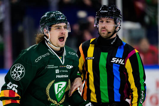 Färjestads David Tomasek och Domare Johan Magnusson