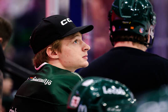 Färjestads målvakt Carl Lindbom på bänken
