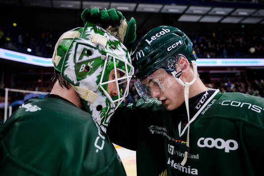 Färjestads målvakt Maxime Lagacé och Lucas Forsell jublar