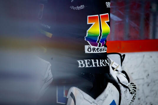 Pride logo på Örebros målvakt Jhonas Enroth tröja