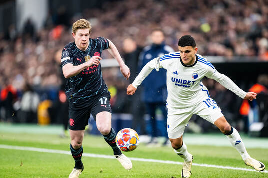 Kevin De Bruyne of Manchester City and Mohamed Elyounoussi