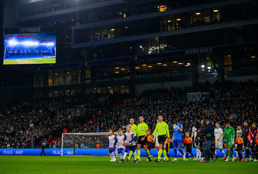 Referees and players enters the pitch