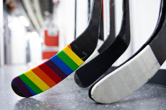 En ishockeyklubb med Pride tejp innan ishockeymatchen i SHL