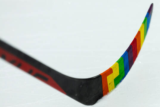 Frölundas Carl Klingbergs klubba med pride tejp