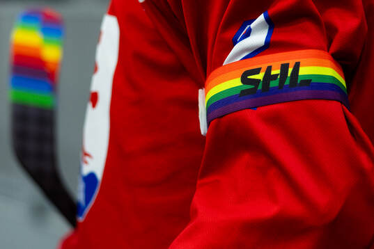Timrås  Axel Rindell med en pride bindel på armen innan